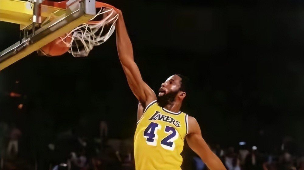 NBA单赛季连败纪录是26连败（76人和骑士），活塞接下来两场比赛将分别客场和主场连续面对篮网（东部第九）。